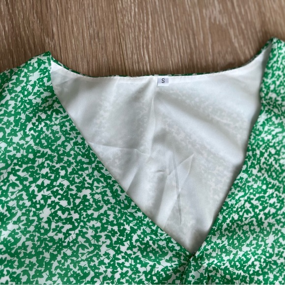 Green & White Floral V-Neck Flutter Sleeve Dress - Picture 8 of 10